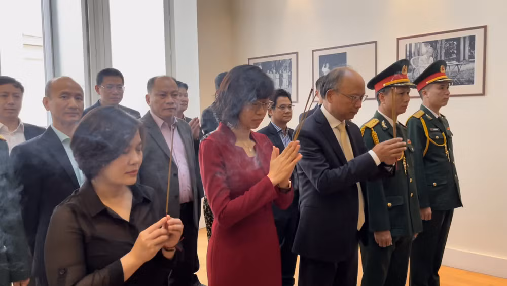 Đại sứ quán Việt Nam tại Pháp dâng hương tri ân các anh hùng liệt sỹ ảnh 2