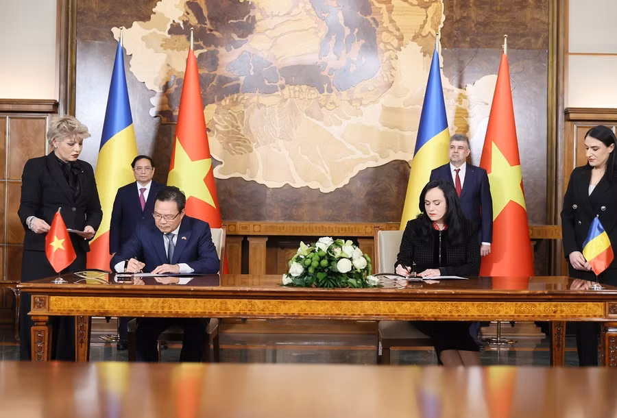 ttxvn_pham minh chinh romania 13.jpg