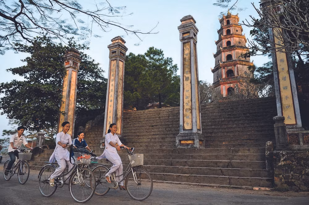 Nhiếp ảnh gia Pháp ra mắt sách ảnh Chùa Việt Nam nơi gửi gắm lòng tin ảnh 1