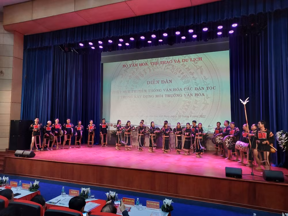 Phát huy truyền thống các dân tộc trong xây dựng môi trường văn hóa ảnh 1