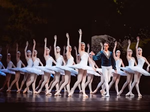 Việt Tú bộc bạch về bài toán sân khấu biểu diễn ballet ở Việt Nam ảnh 1