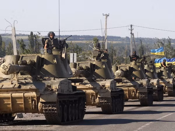 Ukraine: Các quận Bắc Donetsk rung chuyển bởi trọng pháo ảnh 1