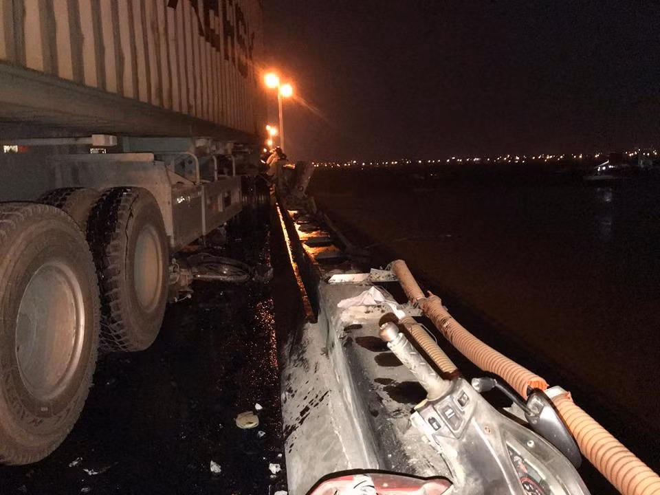 Tìm thấy thi thể nạn nhân bị xe container đâm rơi khỏi cầu Thanh Trì ảnh 1