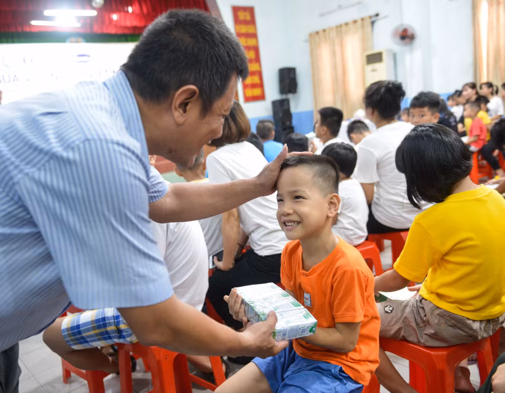 Quỹ sữa Vươn cao Việt Nam và Vinamilk mang niềm vui cho trẻ em TP.HCM ảnh 5