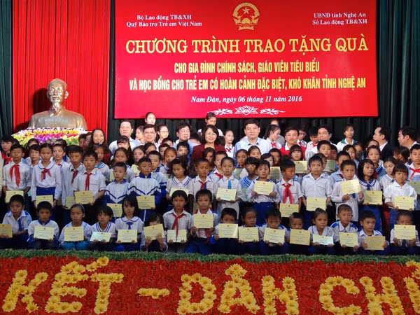 Phó Chủ tịch nước trao học bổng cho 100 học sinh nghèo ở Nam Đàn ảnh 1