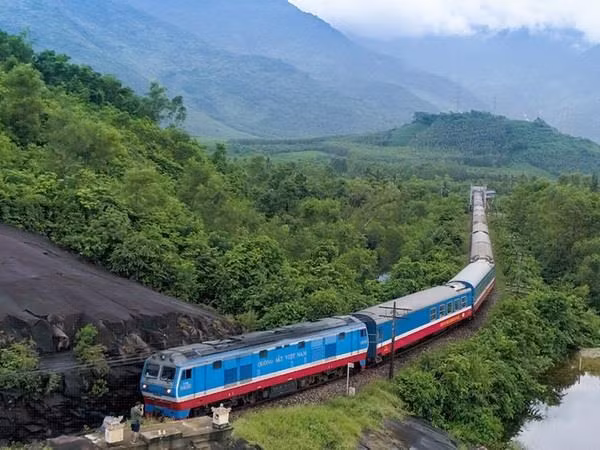 Đường sắt nối thêm toa, tăng tàu địa phương phục vụ cao điểm Tết ảnh 1