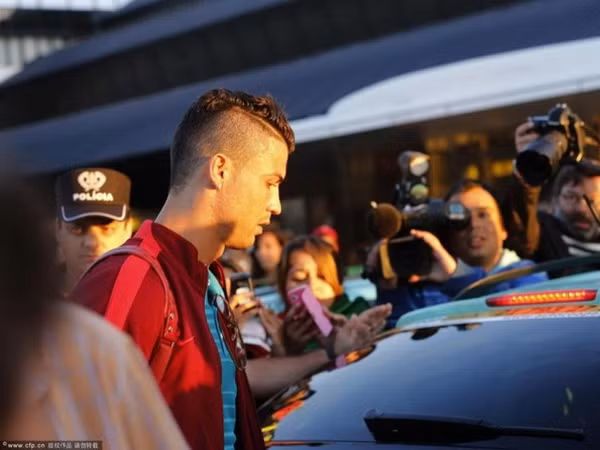 Cristiano Ronaldo gọi taxi về nhà sau khi về tới quê hương ảnh 1
