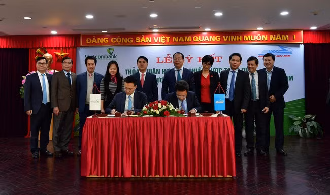 Vietcombank tài trợ 260 tỷ đồng để VNR đầu tư mới 80 toa xe ảnh 1