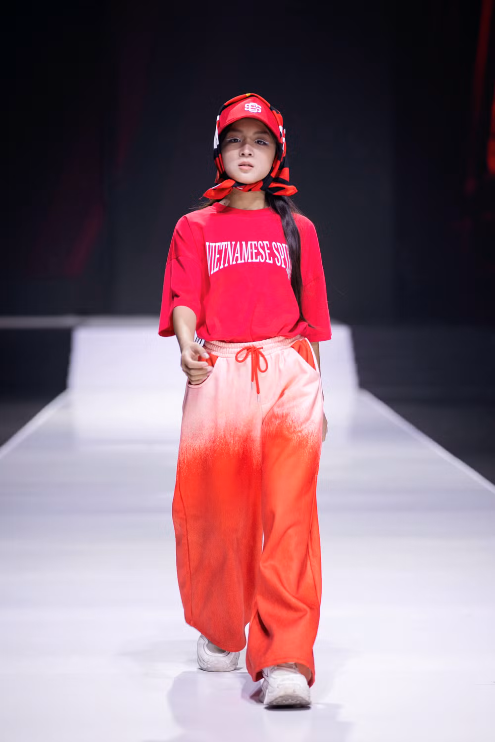 Một look trong BST _Kết nối tự hào_ của CANIFA by Lê Hà tại Aquafina Tuần lễ Thời trang Quốc tế Việt Nam Thu Đông 2024(6).jpg