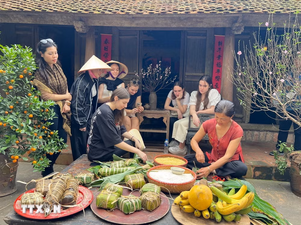 ttxvn-hon-15-van-khach-hao-hung-trai-nghiem-tet-lang-viet-2024-tai-lang-co-duong-lam-3318.jpg