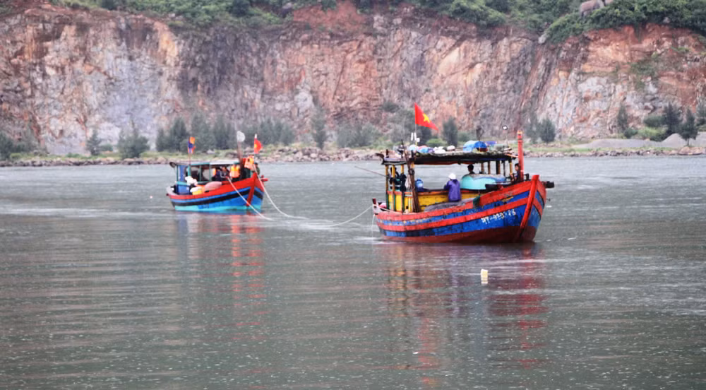 Cứu 2 ngư dân Quảng Nam trôi dạt trên biển sau khi tàu cá bị chìm ảnh 1