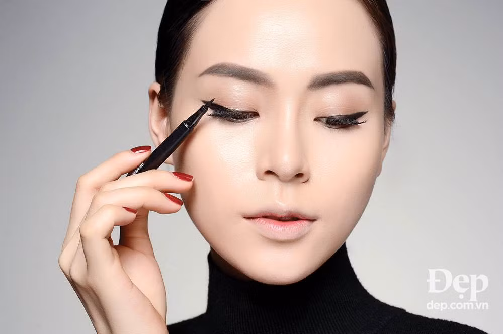 Môi nhũ đỏ dẫn đầu xu hướng trang điểm mùa cuối năm ảnh 4