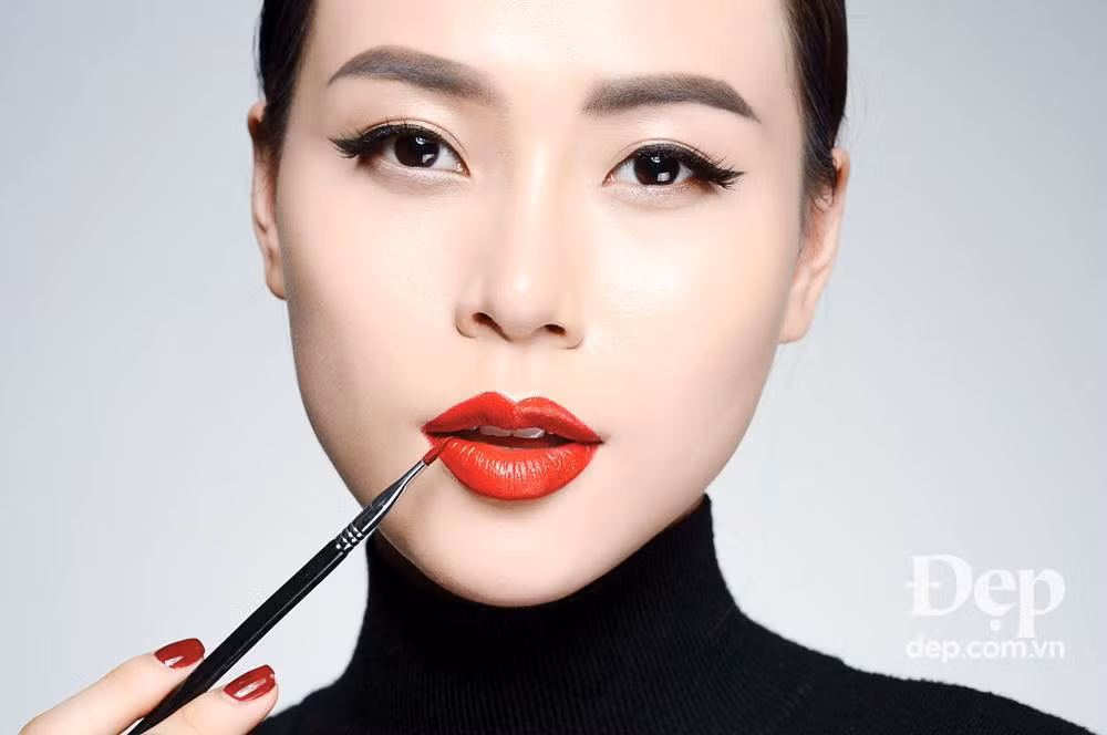 Môi nhũ đỏ dẫn đầu xu hướng trang điểm mùa cuối năm ảnh 6