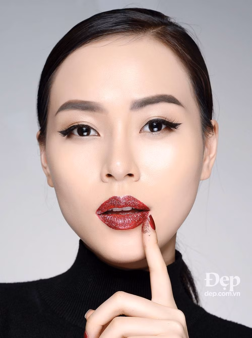 Môi nhũ đỏ dẫn đầu xu hướng trang điểm mùa cuối năm ảnh 10