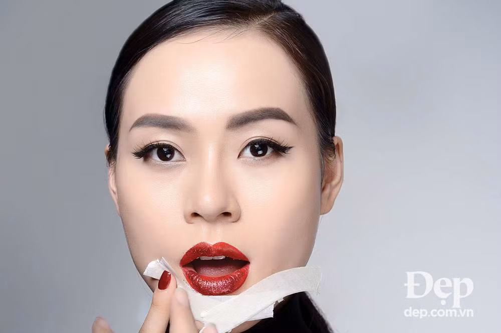 Môi nhũ đỏ dẫn đầu xu hướng trang điểm mùa cuối năm ảnh 8