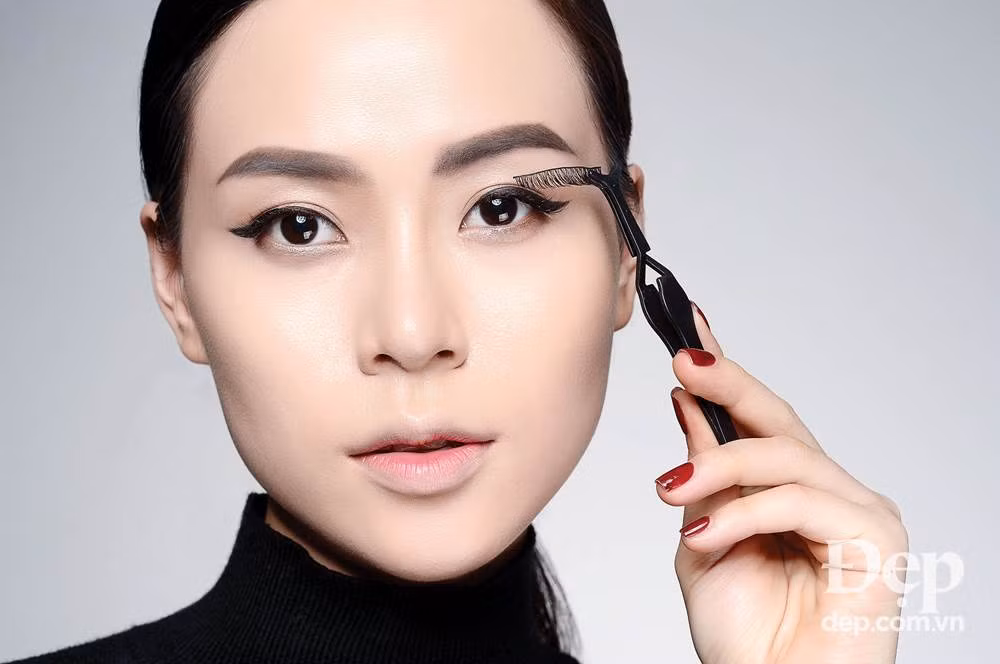 Môi nhũ đỏ dẫn đầu xu hướng trang điểm mùa cuối năm ảnh 5