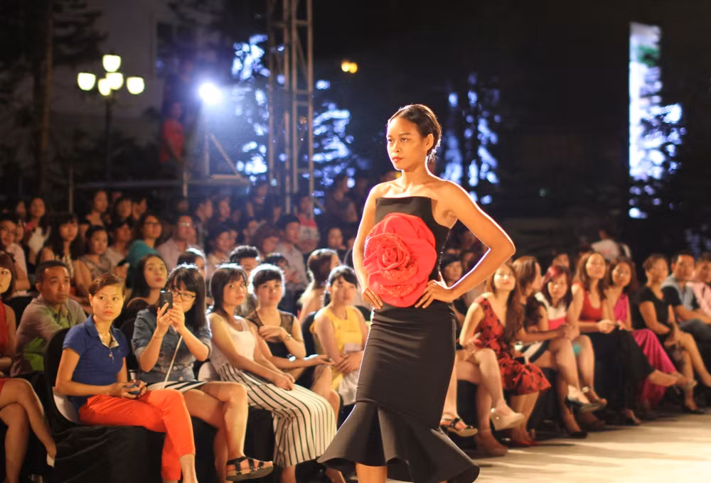 [Photo] Những “Bông hồng nước Pháp” sải bước ở Đẹp Fashion Runway ảnh 16