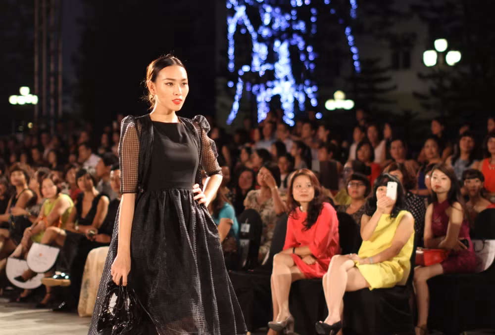 [Photo] Những “Bông hồng nước Pháp” sải bước ở Đẹp Fashion Runway ảnh 11