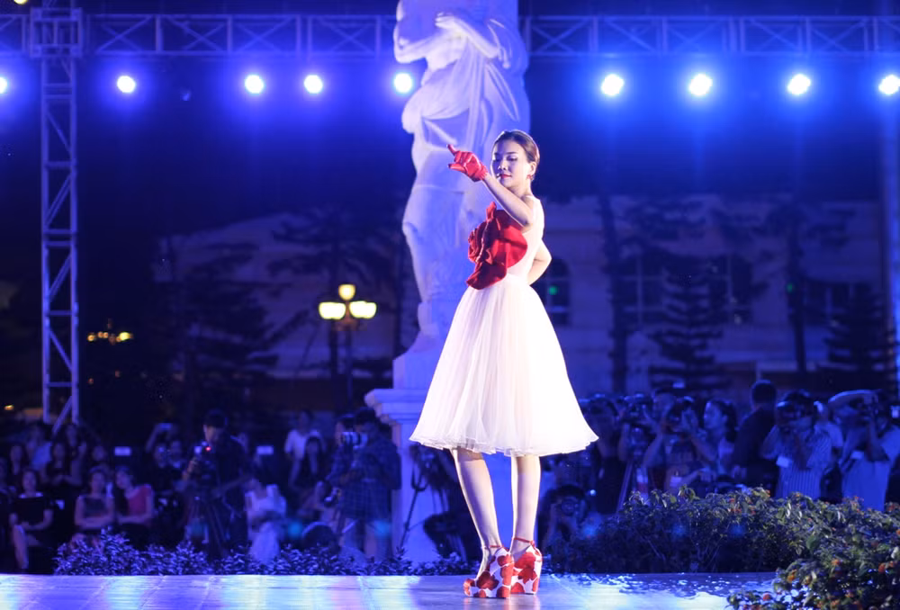 [Photo] Những “Bông hồng nước Pháp” sải bước ở Đẹp Fashion Runway ảnh 1