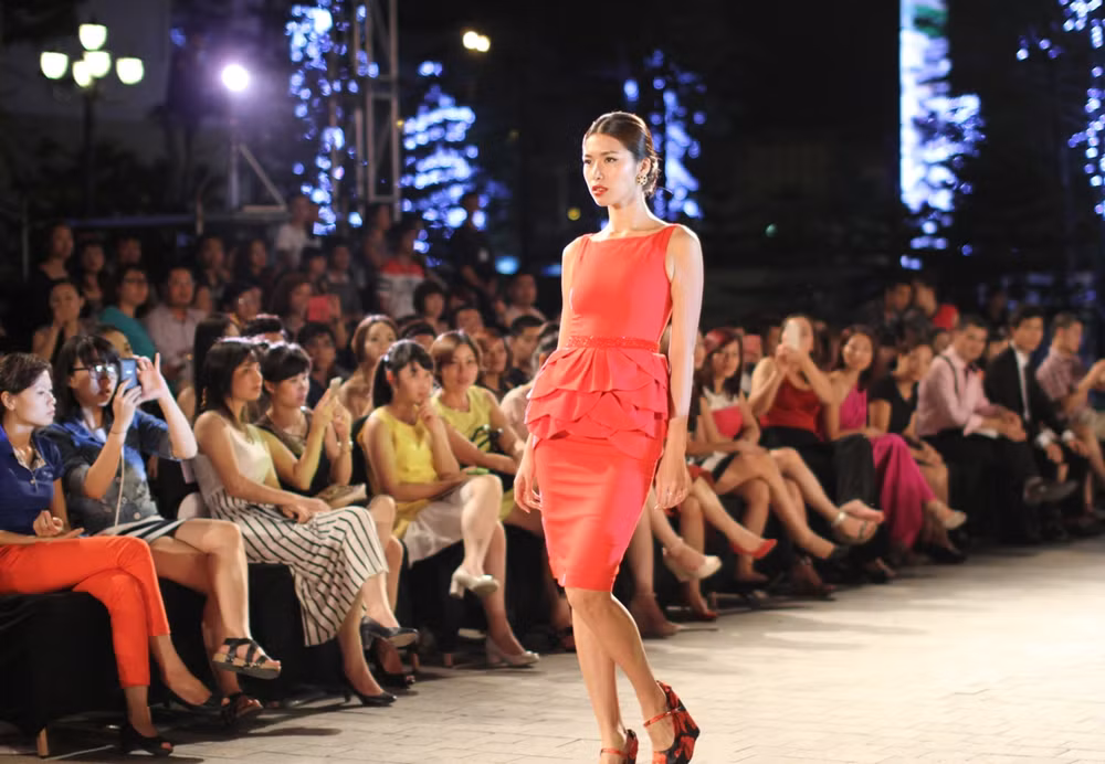 [Photo] Những “Bông hồng nước Pháp” sải bước ở Đẹp Fashion Runway ảnh 3