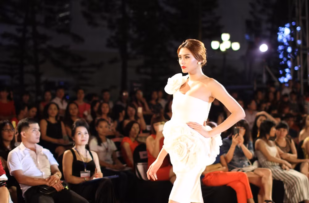 [Photo] Những “Bông hồng nước Pháp” sải bước ở Đẹp Fashion Runway ảnh 5