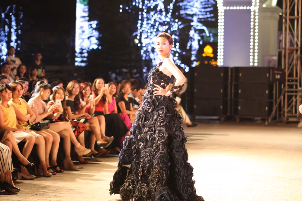 [Photo] Những “Bông hồng nước Pháp” sải bước ở Đẹp Fashion Runway ảnh 18