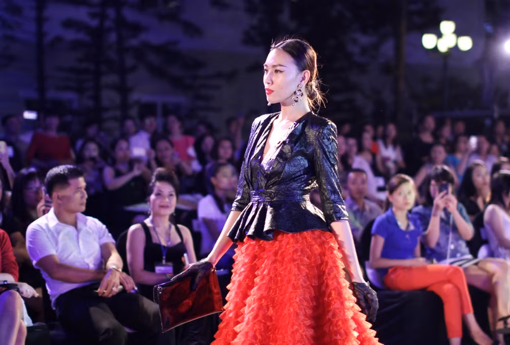 [Photo] Những “Bông hồng nước Pháp” sải bước ở Đẹp Fashion Runway ảnh 2