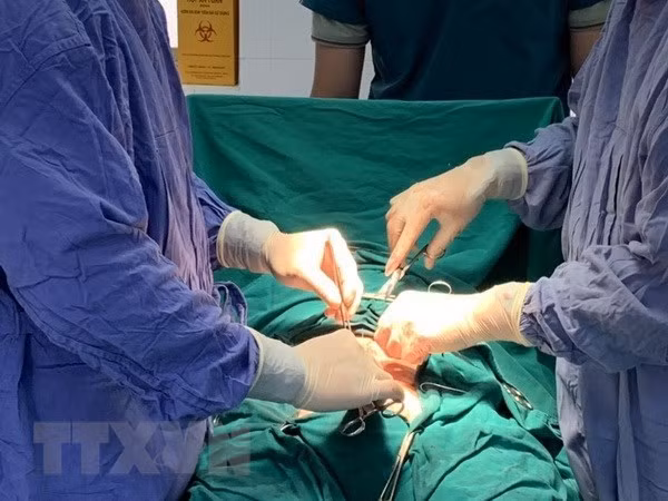 Cứu sống bệnh nhân bị vỡ túi phình động mạch chủ bụng hiếm gặp ảnh 1