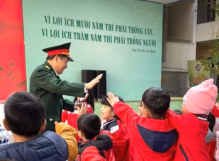 Học sinh Thủ đô sôi nổi kỷ niệm chiến thắng Điện Biên Phủ trên không ảnh 1