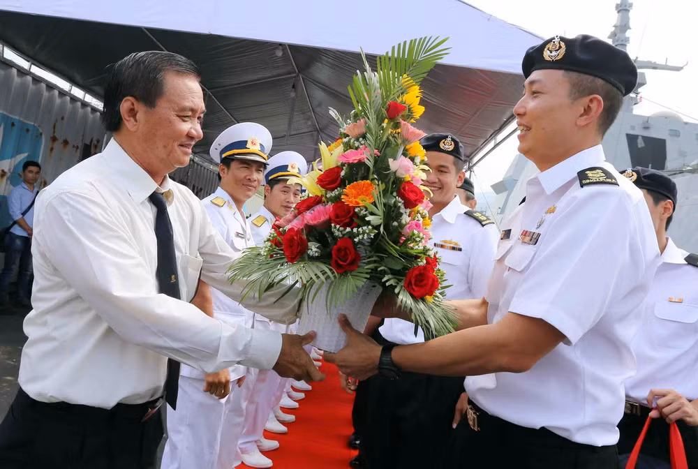 Tàu khu trục của Hải quân Singapore thăm xã giao thành phố Đà Nẵng ảnh 6