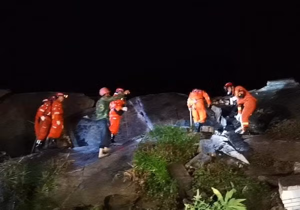 Động đất ở Trung Quốc: Số thương vong tăng lên trên 130 người ảnh 1