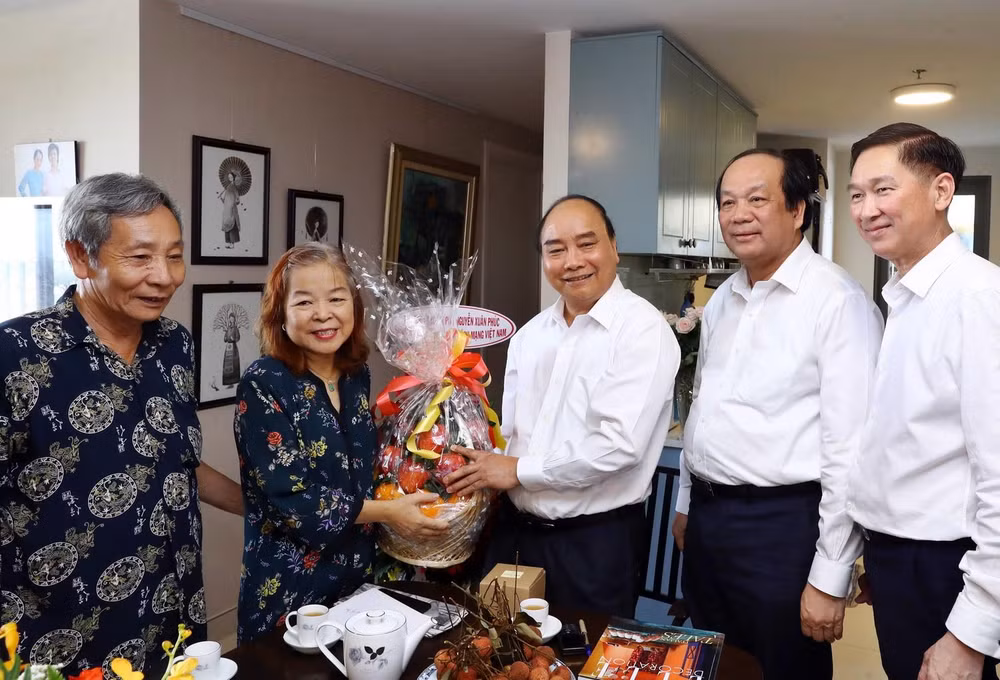 Thủ tướng thăm, chúc mừng các nhà báo lão thành tại TP.HCM ảnh 1