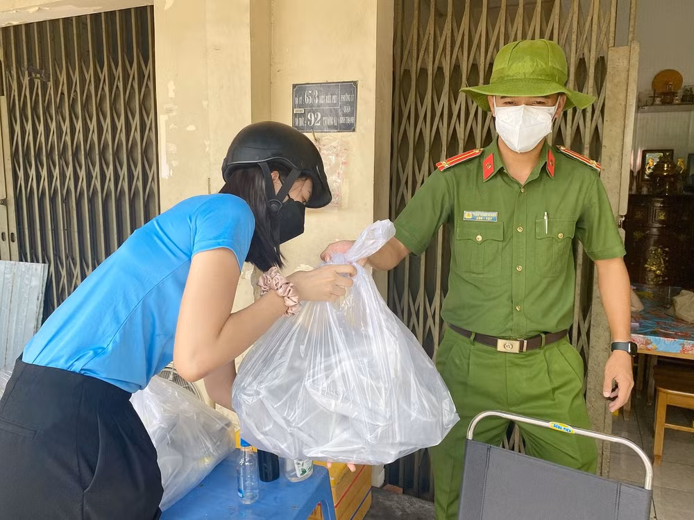 Hoa hậu Tiểu Vy làm ‘shipper’ giao cơm cho tuyến đầu chống dịch ảnh 1
