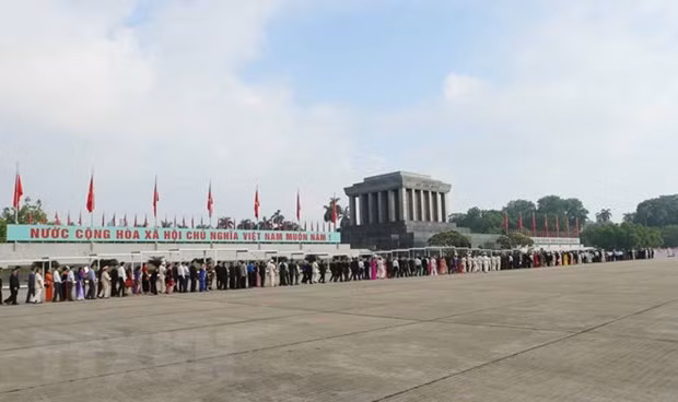 Hơn 25.000 lượt khách vào Lăng viếng Chủ tịch Hồ Chí Minh dịp Tết ảnh 1