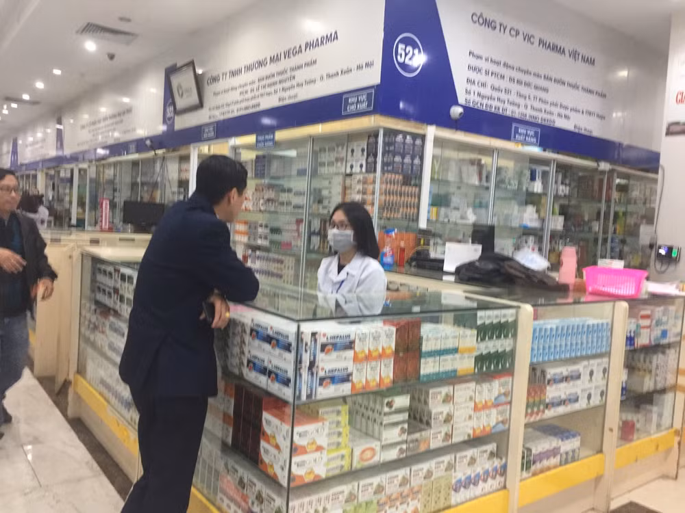 Hà Nội yêu cầu kiểm tra việc tăng giá vật tư, thuốc điều trị COVID ảnh 1