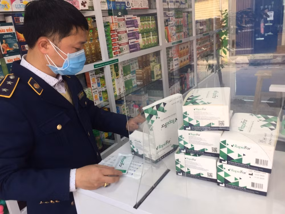 Quản lý việc kinh doanh nhằm bình ổn giá kit test COVID-19 ảnh 1