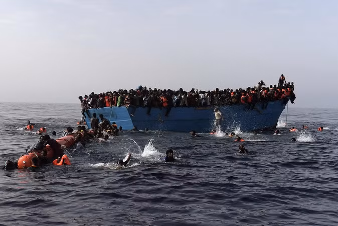 Khoảng 100 người mất tích trong vụ đắm tàu mới ngoài khơi Libya ảnh 1