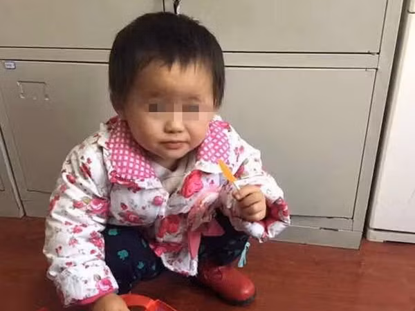 Cặp vợ chồng cãi nhau bỏ quên con gái 2 tuổi ngay trên đường phố ảnh 1