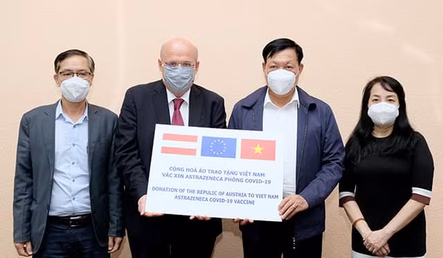 Tiếp nhận 50.000 liều vaccine phòng COVID-19 do Chính phủ Áo trao tặng ảnh 1