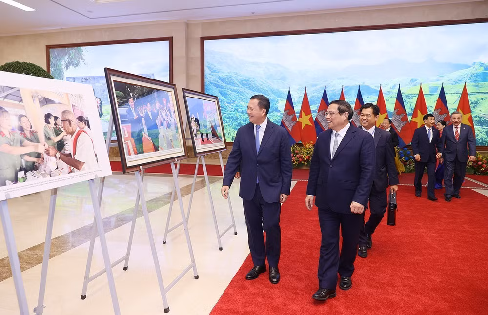ttxvn-tham-quan-trung-bay-anh-ttxvn-2-3426.jpg