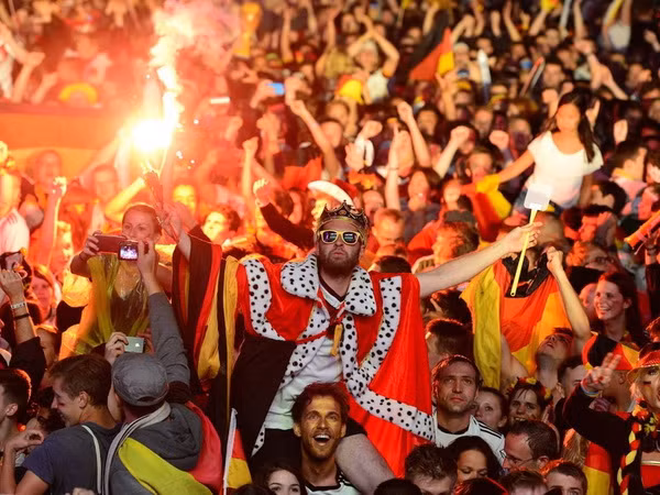 Người Đức ngập trong men say ăn mừng ngôi vô địch World Cup ảnh 1