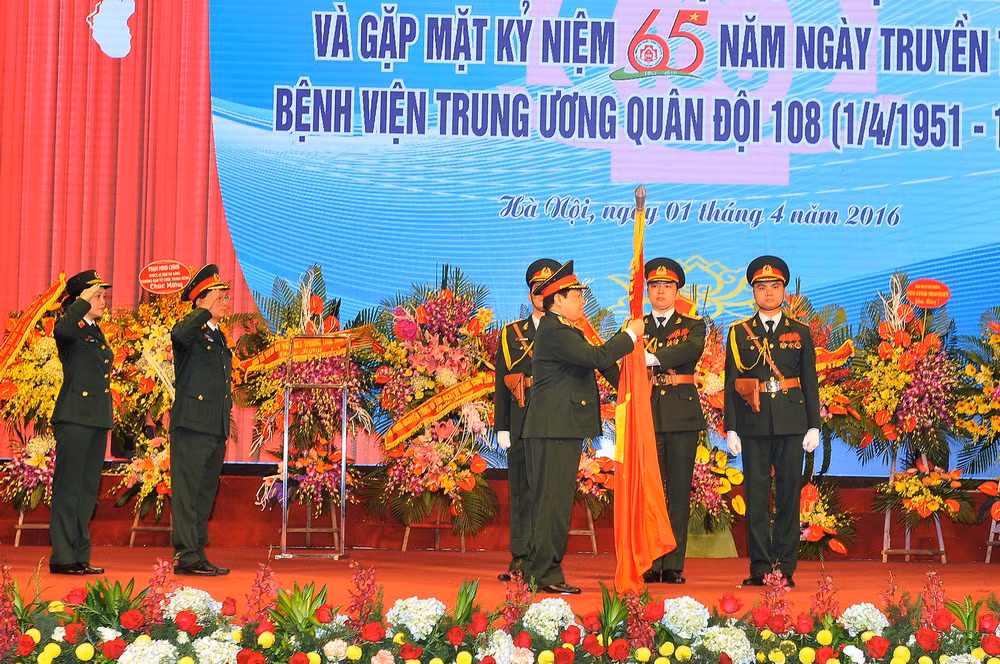 Bệnh viện 108 đón nhận Huân chương Bảo vệ Tổ quốc hạng Nhất ảnh 1