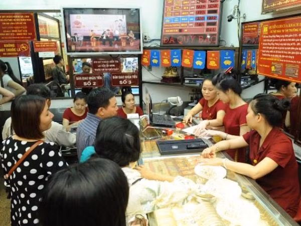 Giá vàng SJC trong nước lại giảm dưới mốc 36 triệu đồng mỗi lượng ảnh 1