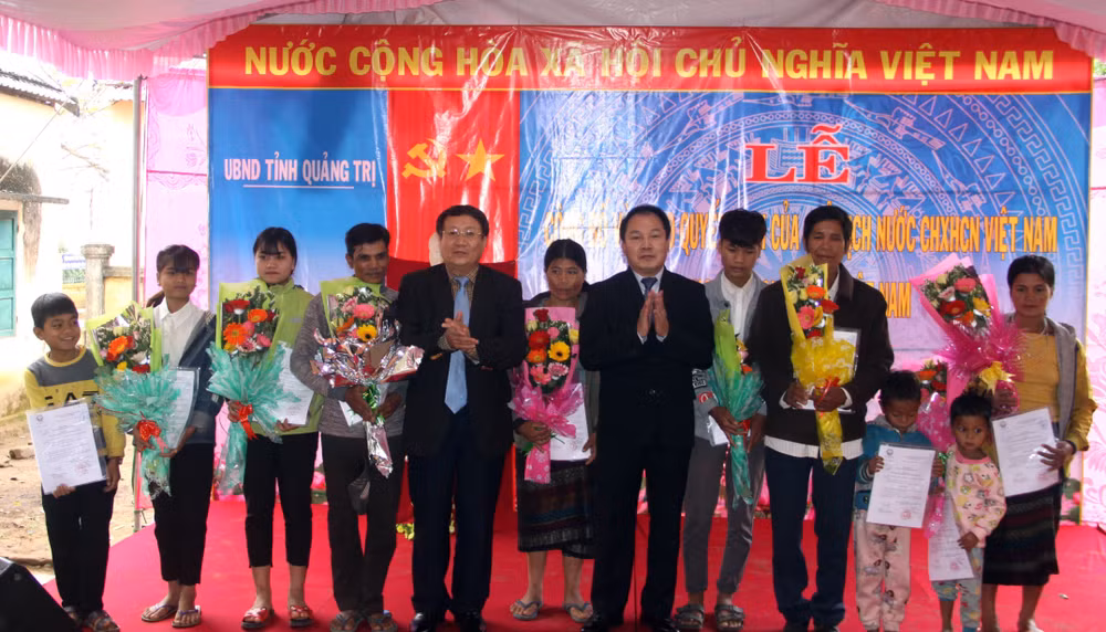 Quảng Trị trao quyết định nhập quốc tịch Việt Nam cho 119 người Lào ảnh 1