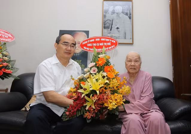 Bí thư Thành ủy TP.HCM Nguyễn Thiện Nhân thăm, tặng quà người cao tuổi ảnh 1