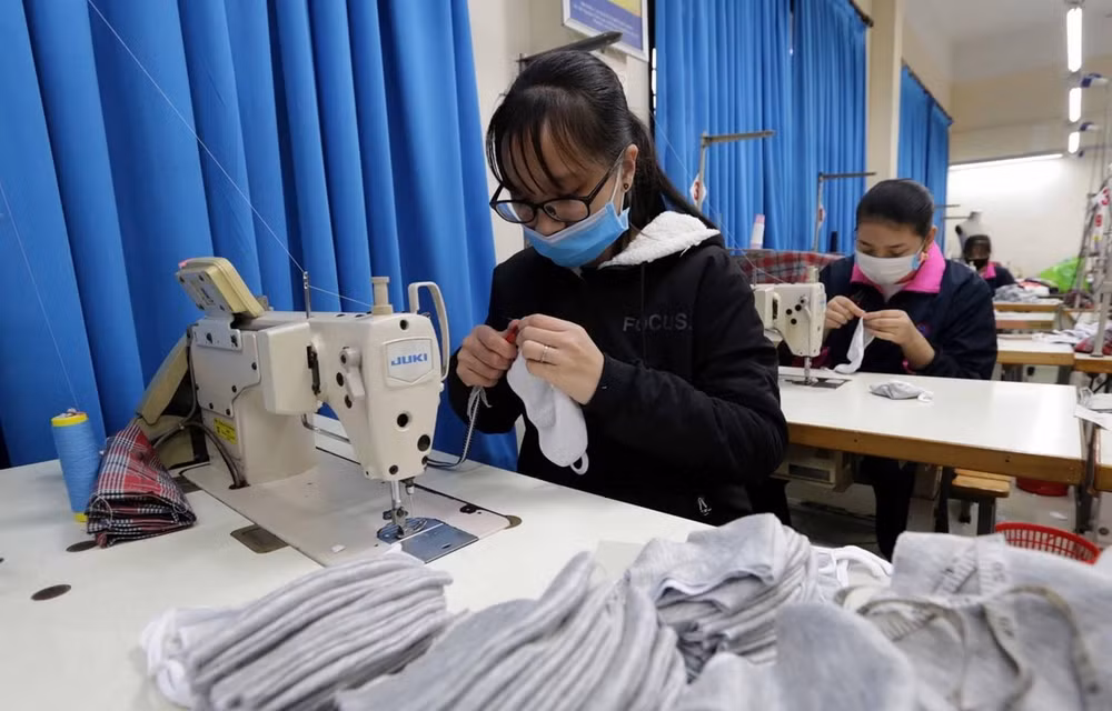 Doanh nghiệp dệt may ra quân sản xuất phù hợp với tình hình mới ảnh 2