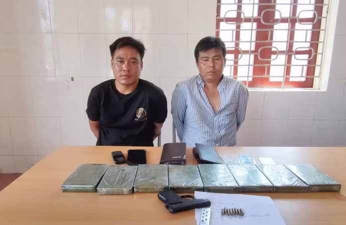 Điện Biên: Bắt 2 người Lào vận chuyển 8 bánh heroin vào Việt Nam ảnh 1