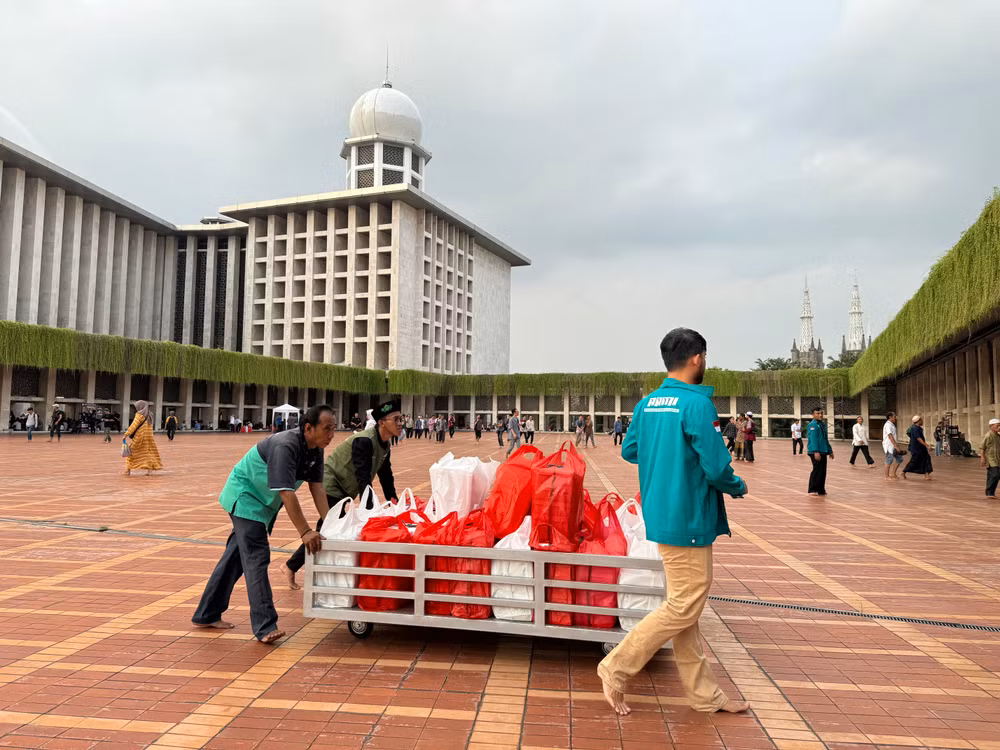 xe chở suất ăn.jpg