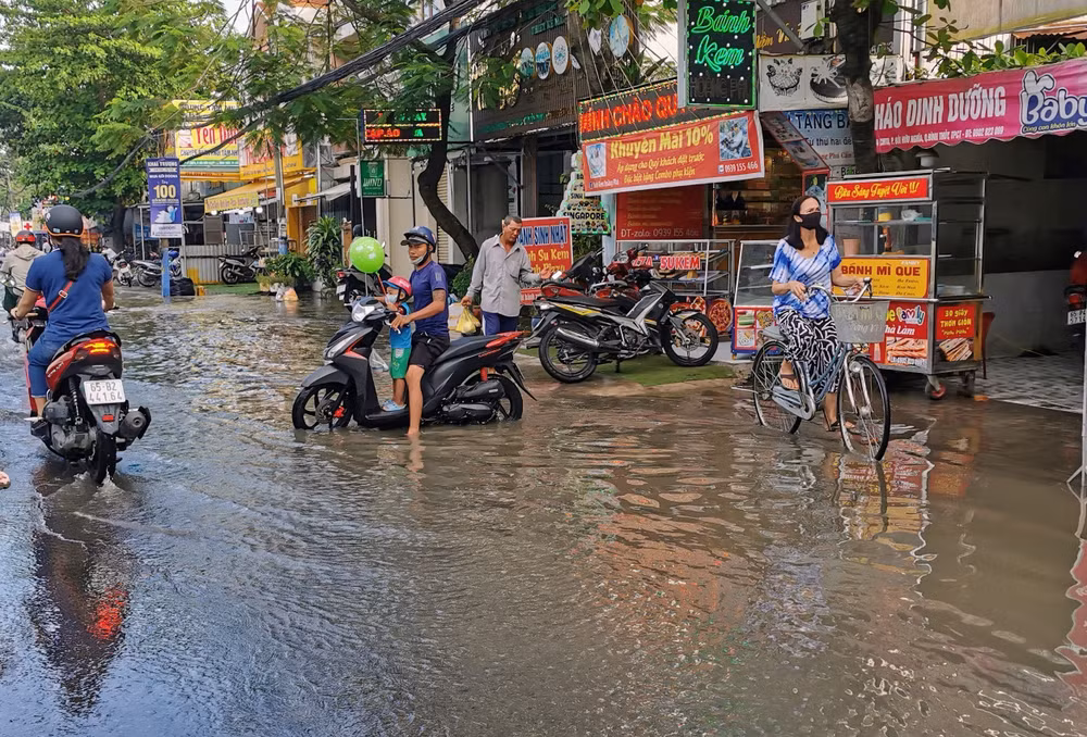 Triều cường xấp xỉ báo động 3, nhiều tuyến đường ở Cần Thơ ngập nặng ảnh 3