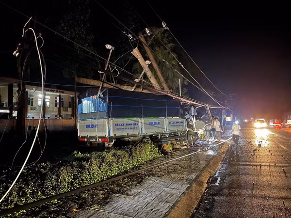 Đồng Nai: Xe tải đâm gãy trụ điện trung thế, hơn 8.600 hộ dân mất điện ảnh 1